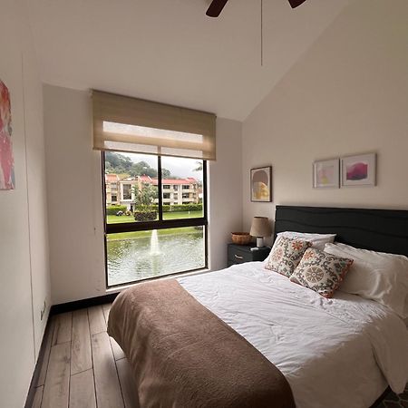 Cr Mariposa Rentals Lakeview Penthouse With Office Space, Pool, Gym, Tennis Санта-Ана Экстерьер фото