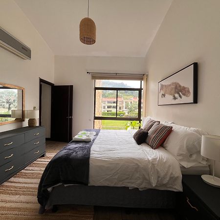 Cr Mariposa Rentals Lakeview Penthouse With Office Space, Pool, Gym, Tennis Санта-Ана Экстерьер фото