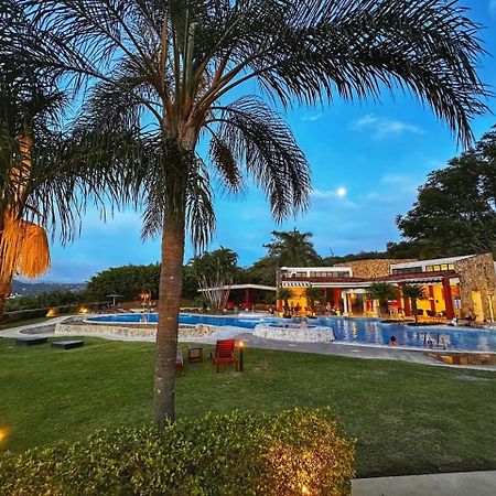 Cr Mariposa Rentals Lakeview Penthouse With Office Space, Pool, Gym, Tennis Санта-Ана Экстерьер фото