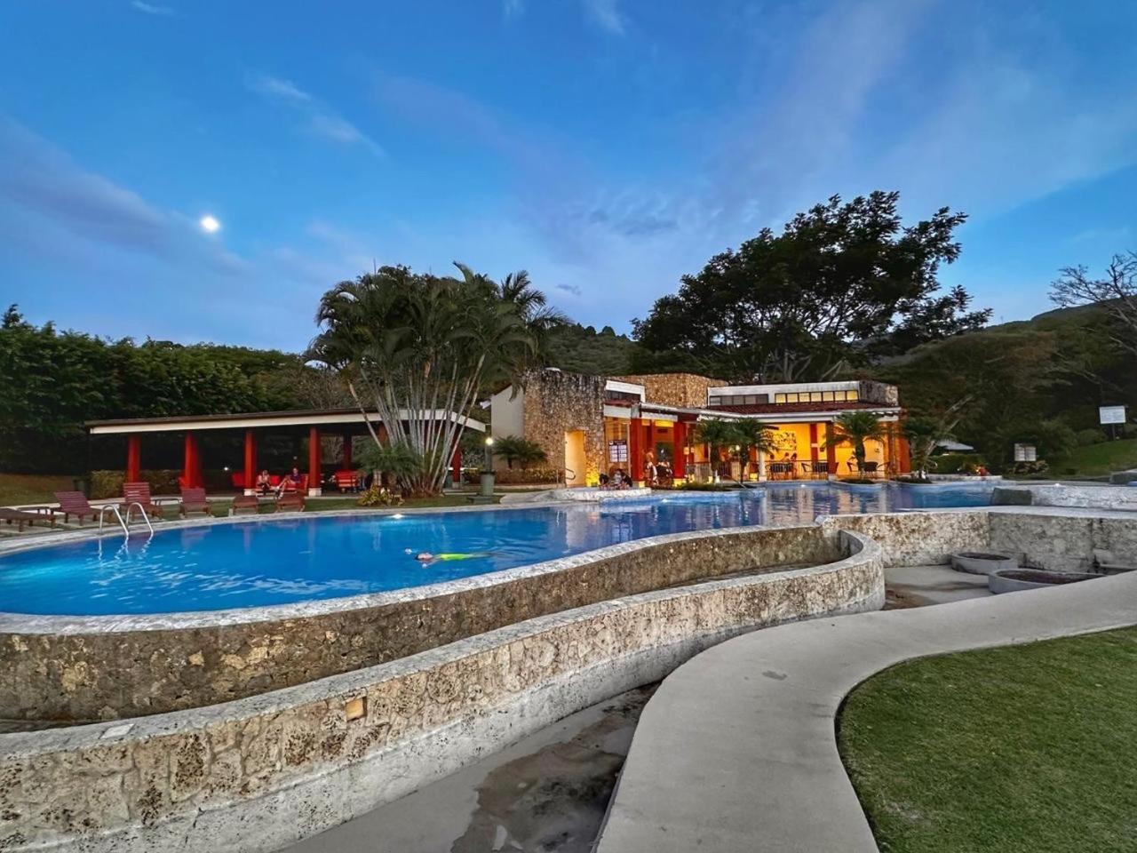 Cr Mariposa Rentals Lakeview Penthouse With Office Space, Pool, Gym, Tennis Санта-Ана Экстерьер фото